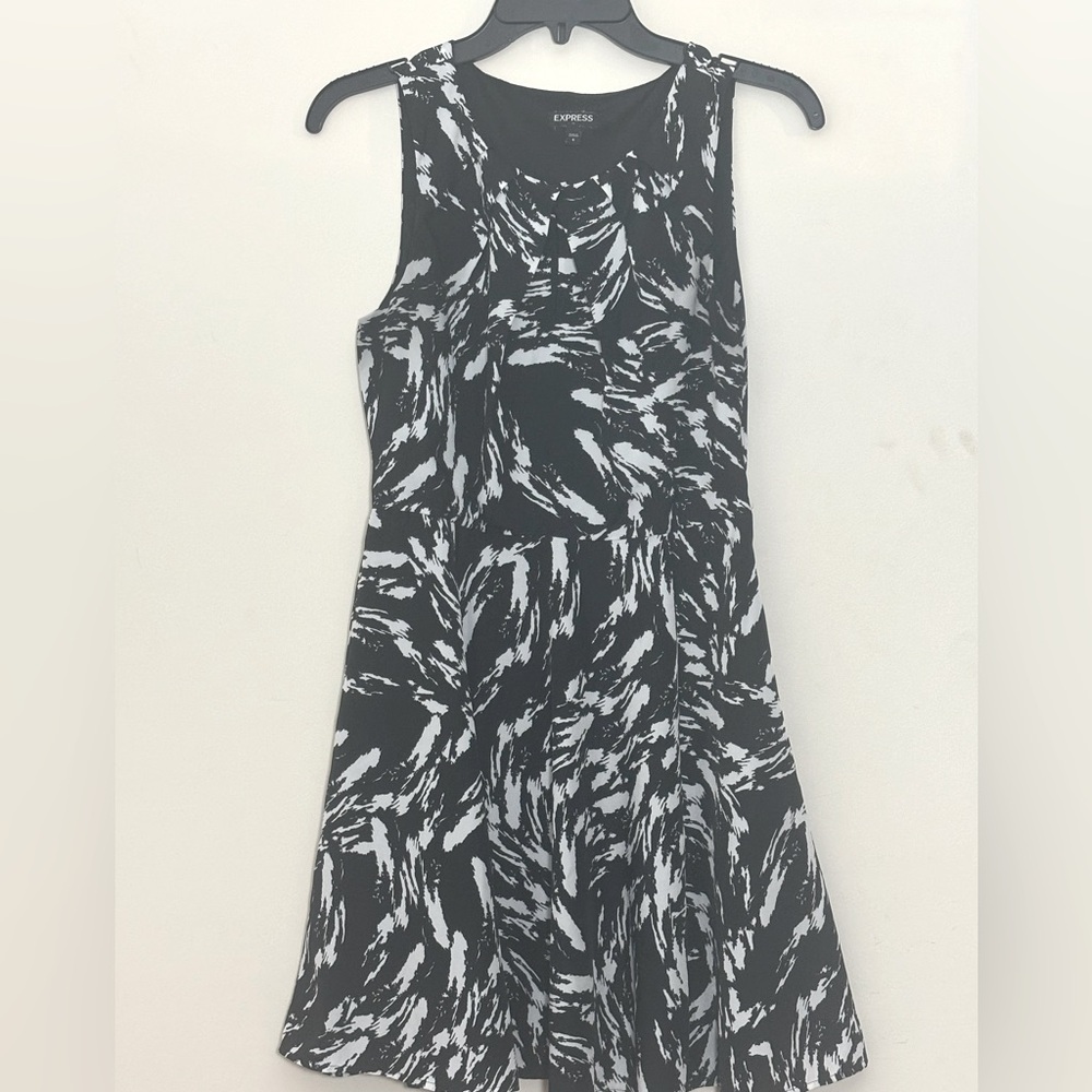 Express summer dress, size 4 lightweight, attached slip